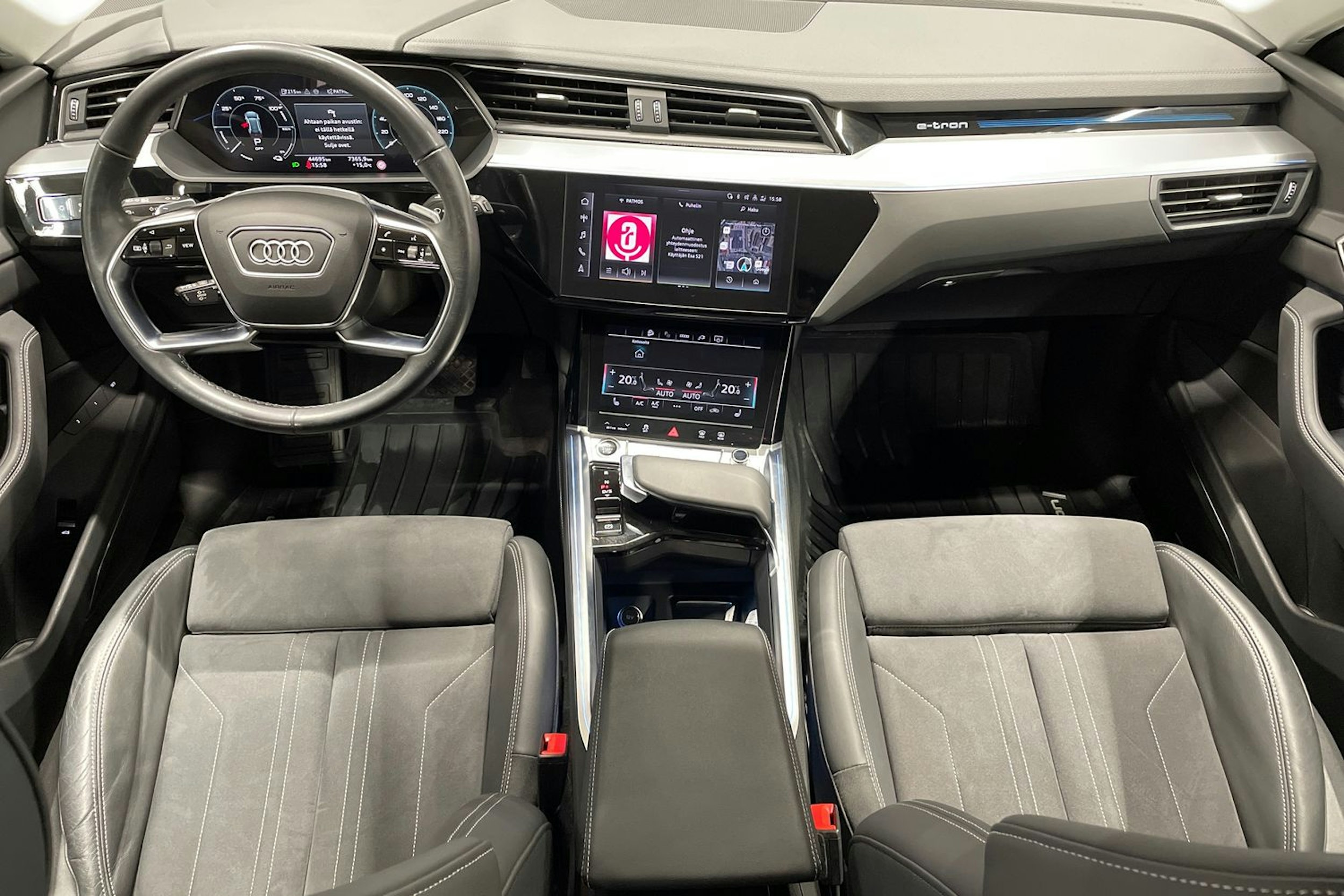 Valkoinen Audi Q8 e-tron 2024 kuva 9.