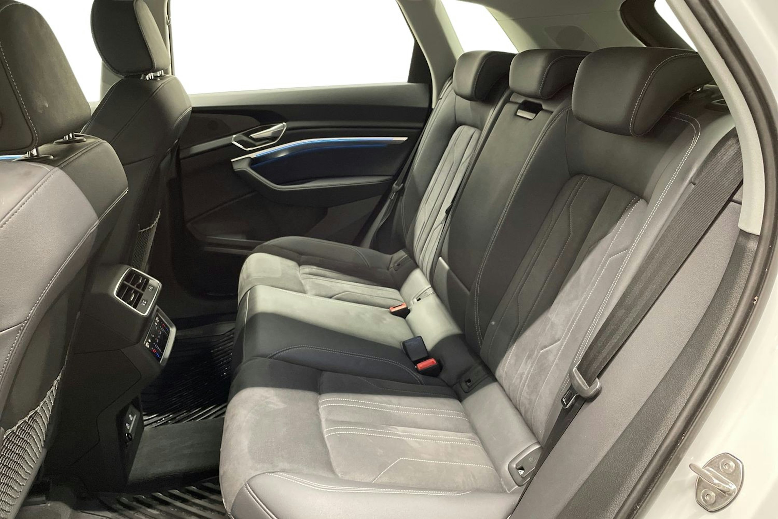 Valkoinen Audi Q8 e-tron 2024 kuva 10.