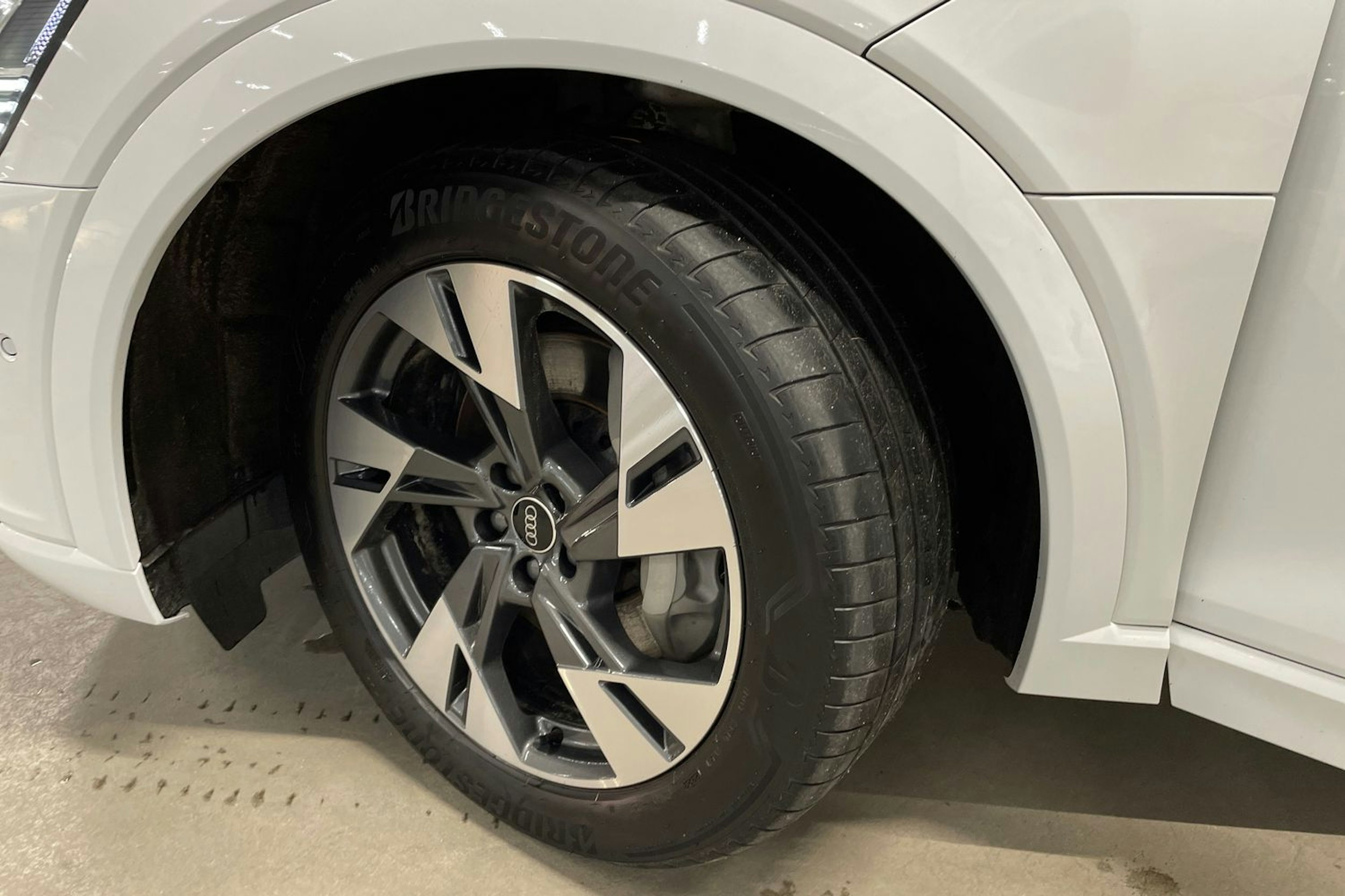 Valkoinen Audi Q8 e-tron 2024 kuva 13.