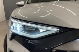 Valkoinen Audi Q8 e-tron 2024 kuva 14.