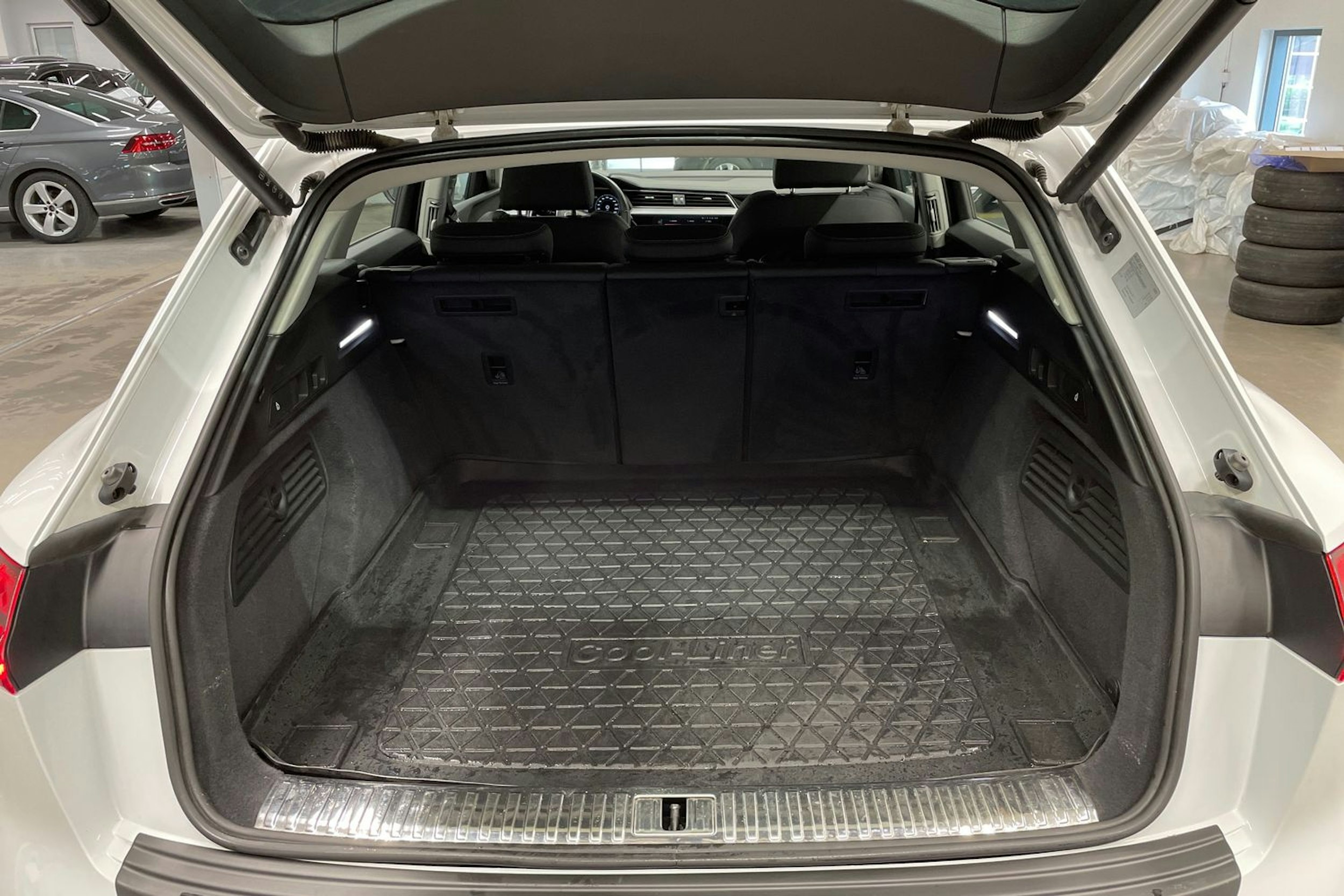Valkoinen Audi Q8 e-tron 2024 kuva 15.