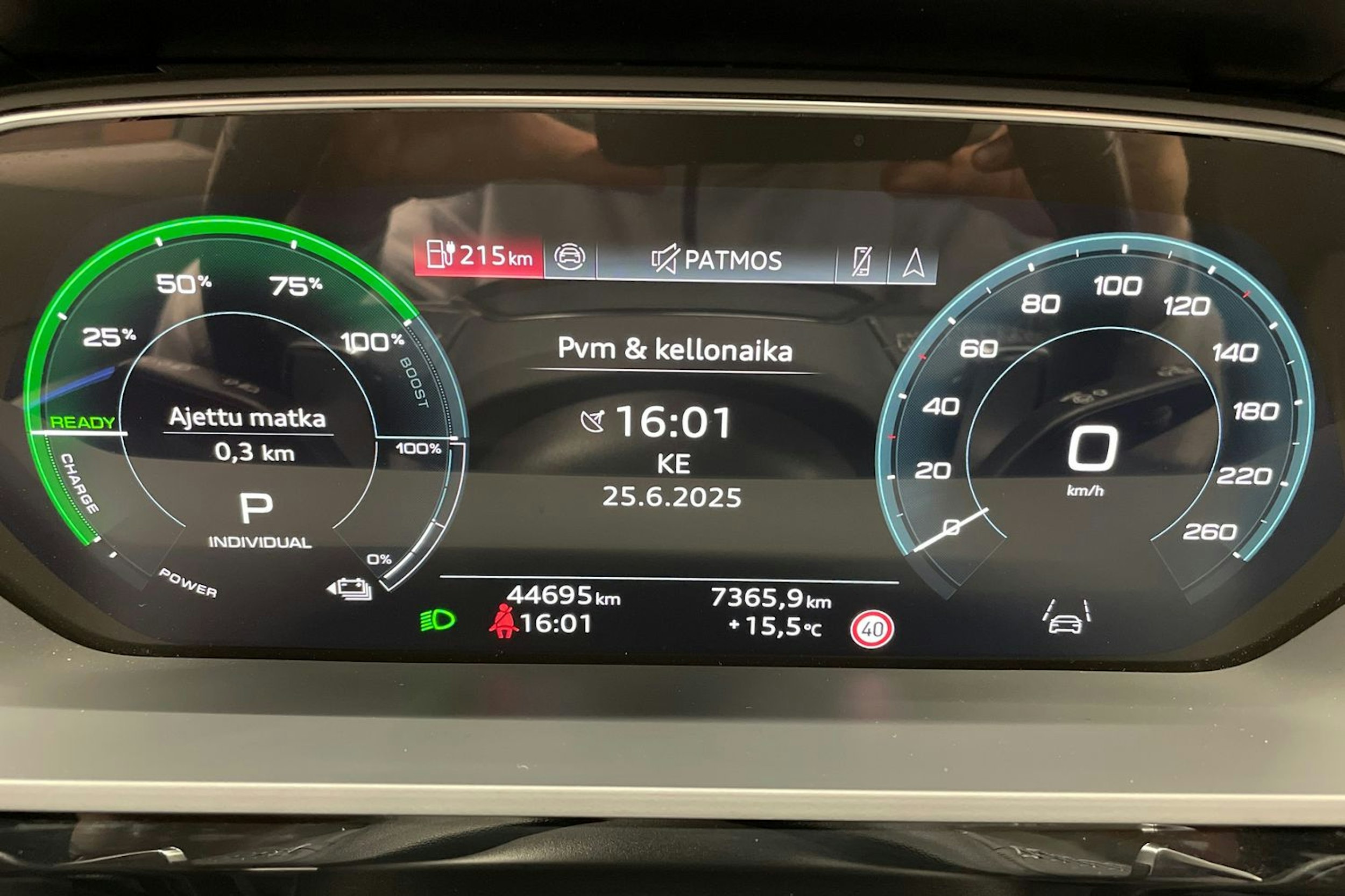 Valkoinen Audi Q8 e-tron 2024 kuva 16.