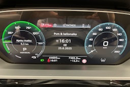 Valkoinen Audi Q8 e-tron 2024 kuva 16.