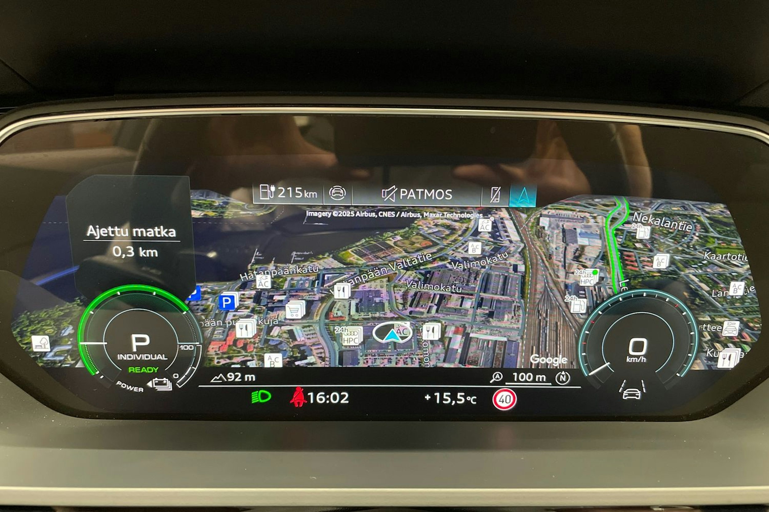 Valkoinen Audi Q8 e-tron 2024 kuva 17.