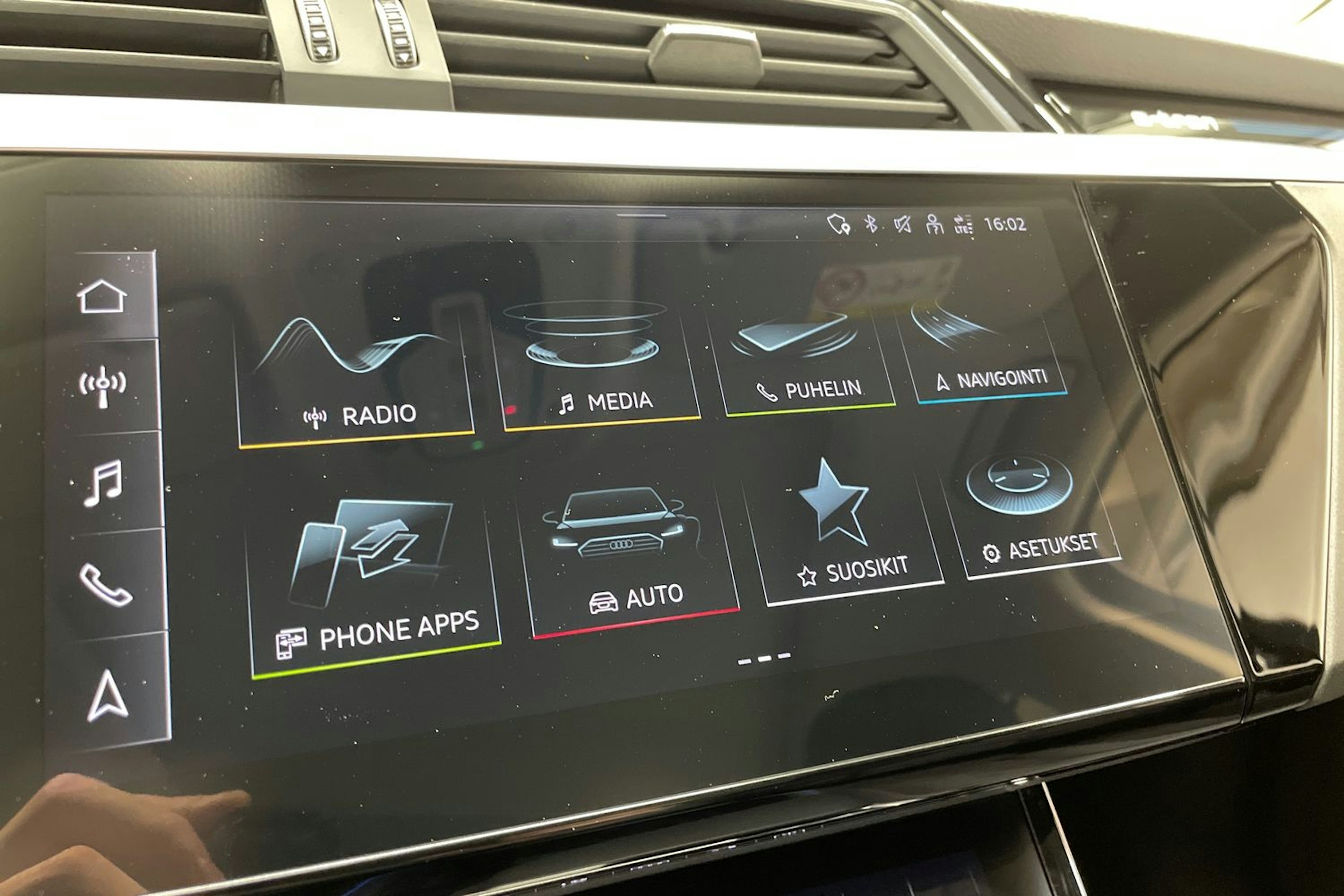 Valkoinen Audi Q8 e-tron 2024 kuva 19.