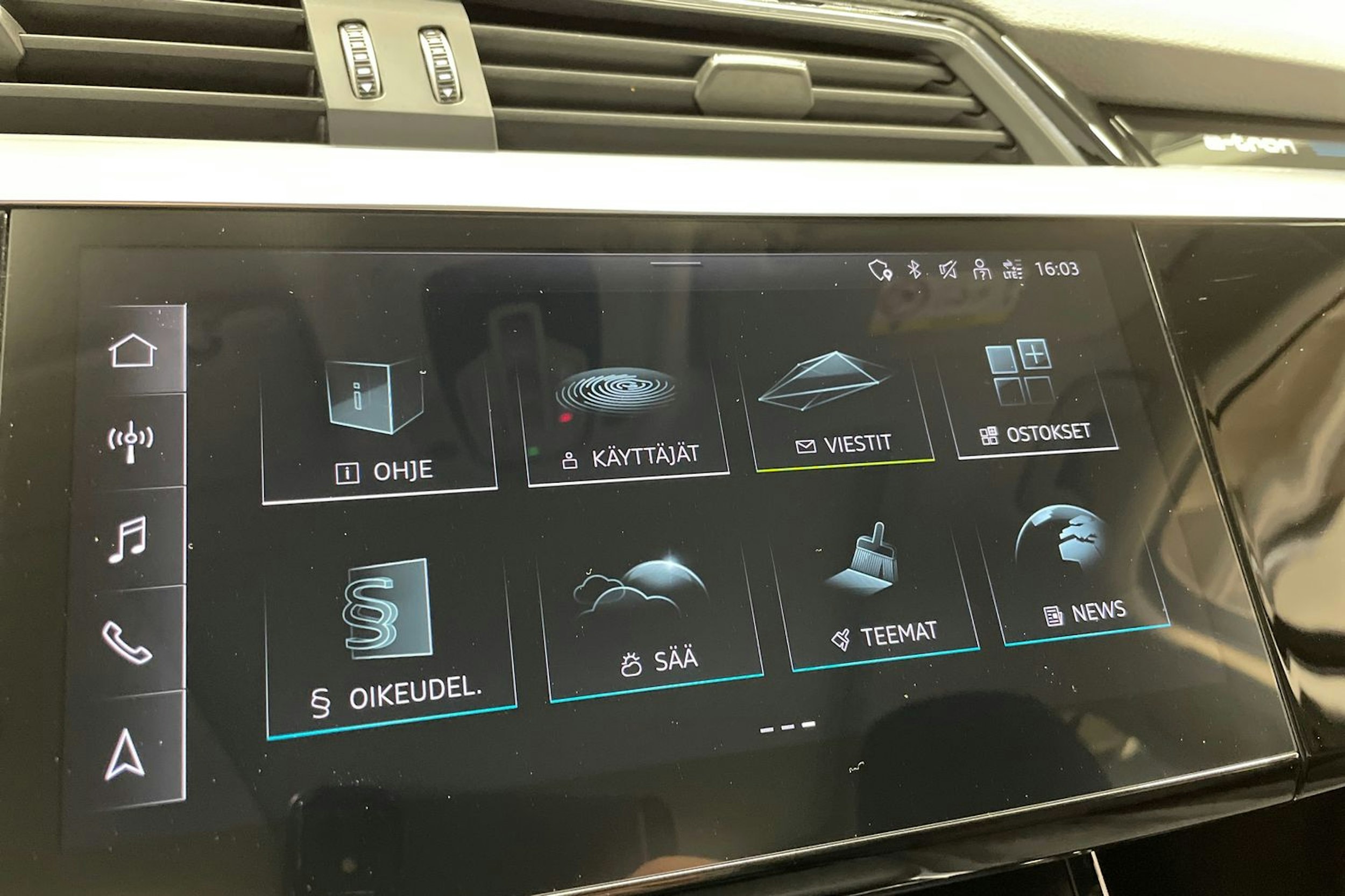 Valkoinen Audi Q8 e-tron 2024 kuva 20.