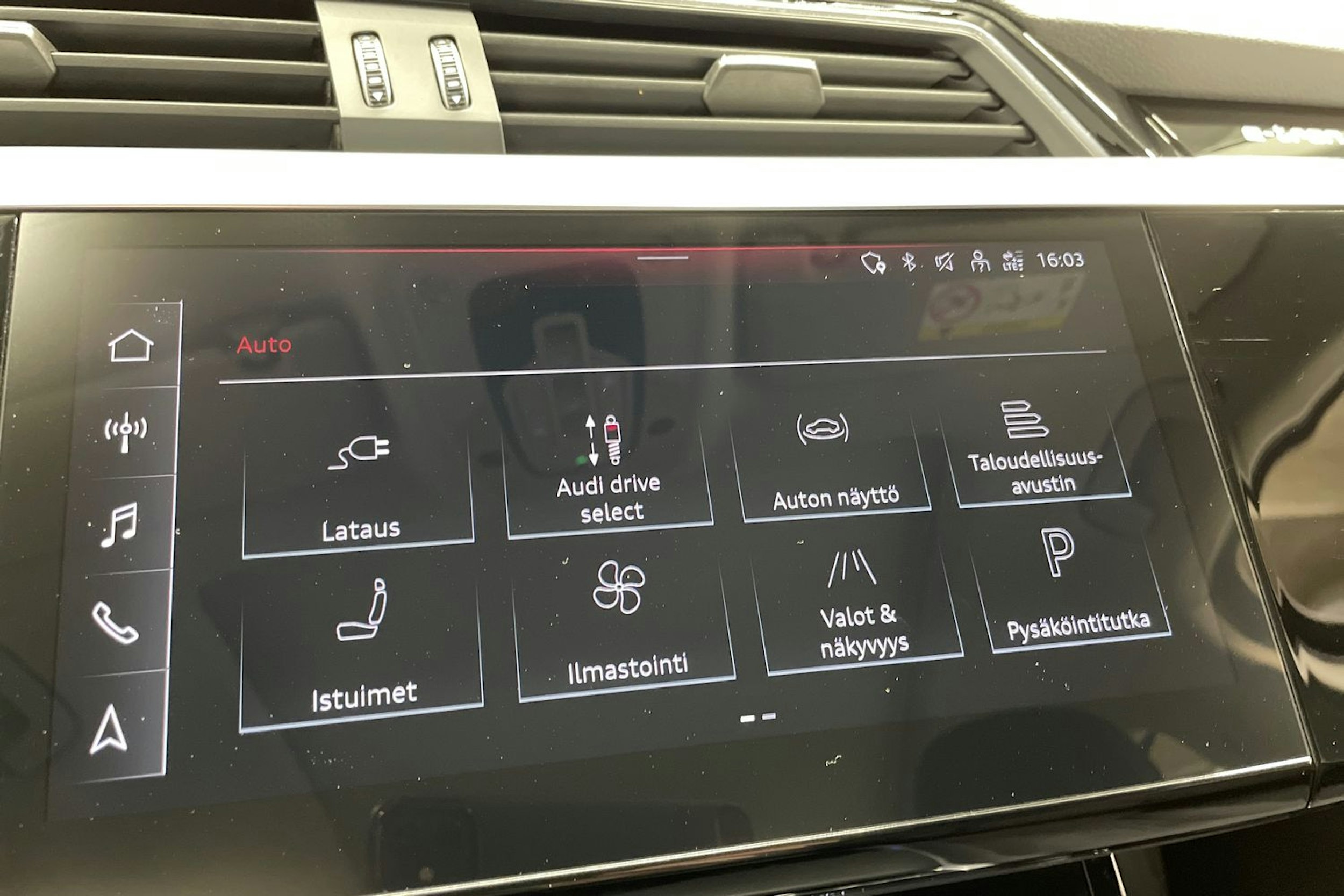 Valkoinen Audi Q8 e-tron 2024 kuva 21.