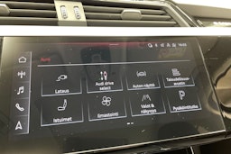 Valkoinen Audi Q8 e-tron 2024 kuva 21.
