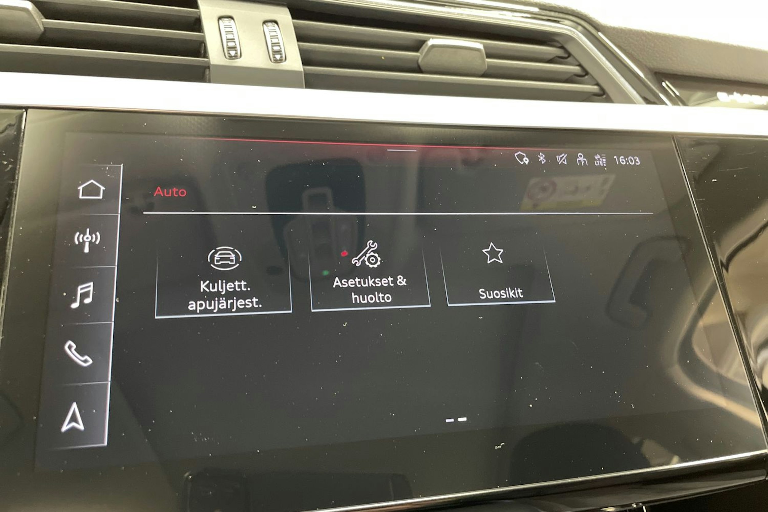 Valkoinen Audi Q8 e-tron 2024 kuva 22.