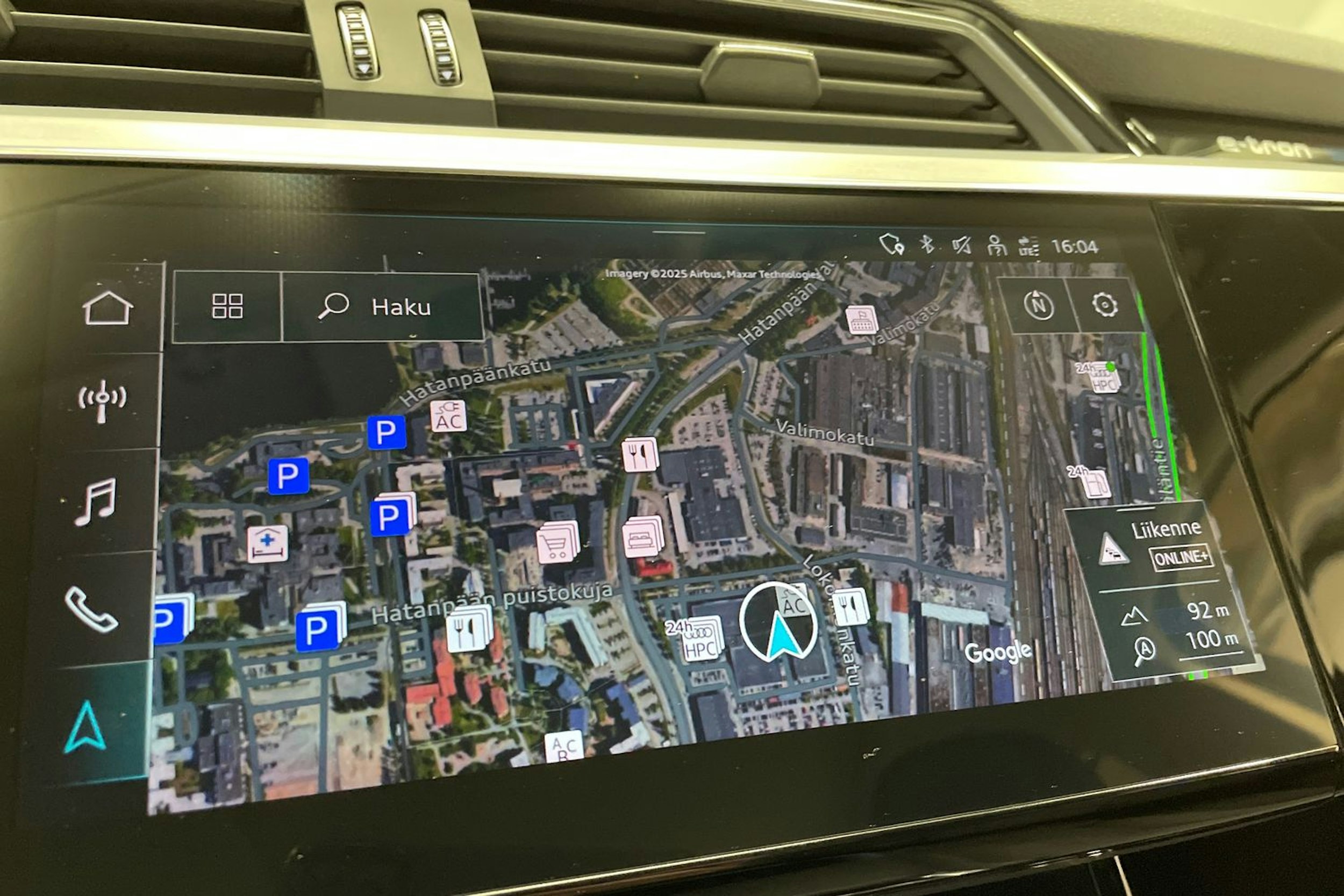 Valkoinen Audi Q8 e-tron 2024 kuva 23.