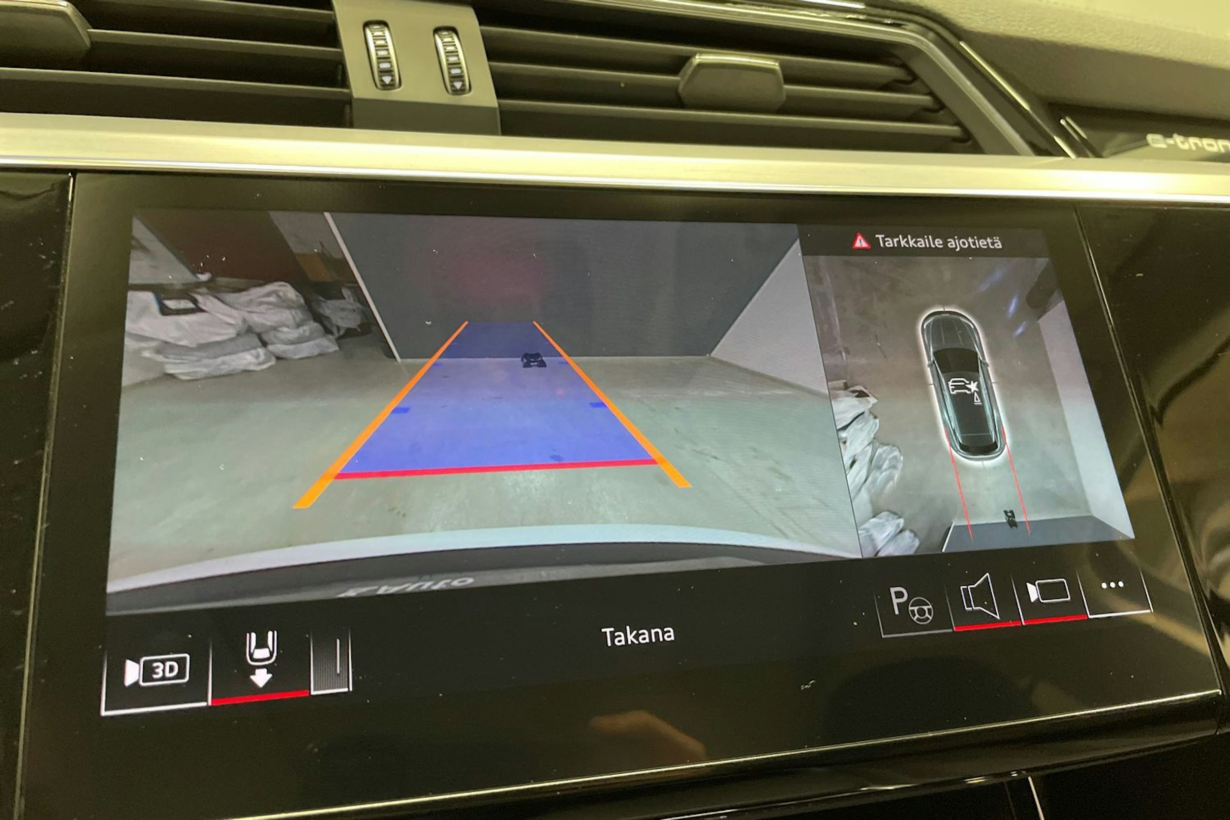 Valkoinen Audi Q8 e-tron 2024 kuva 24.