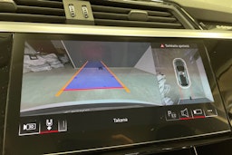 Valkoinen Audi Q8 e-tron 2024 kuva 24.