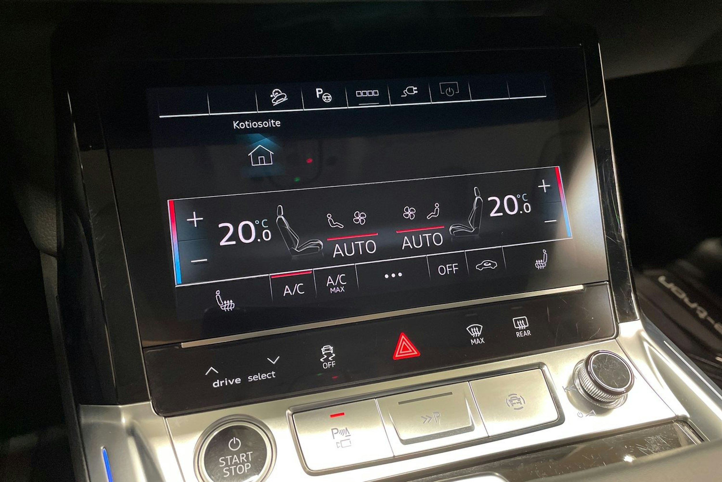 Valkoinen Audi Q8 e-tron 2024 kuva 25.