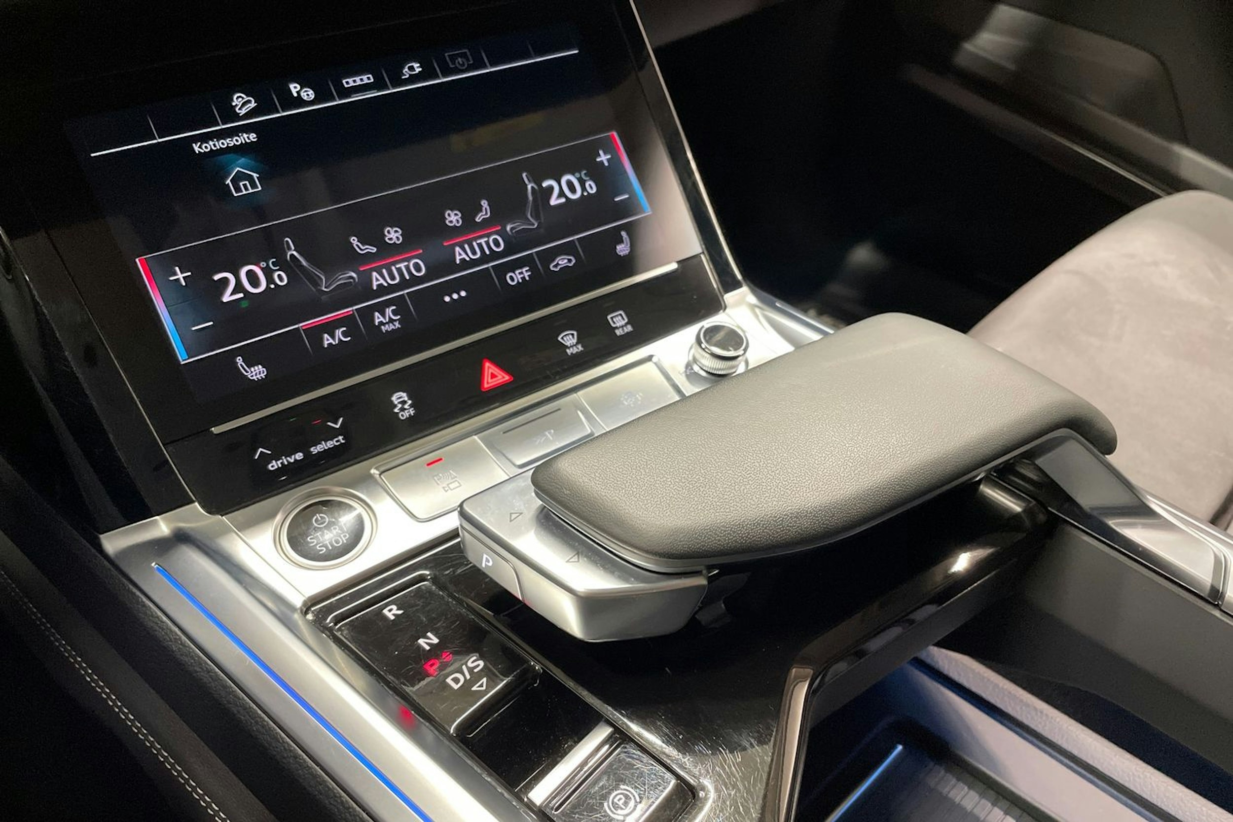 Valkoinen Audi Q8 e-tron 2024 kuva 26.