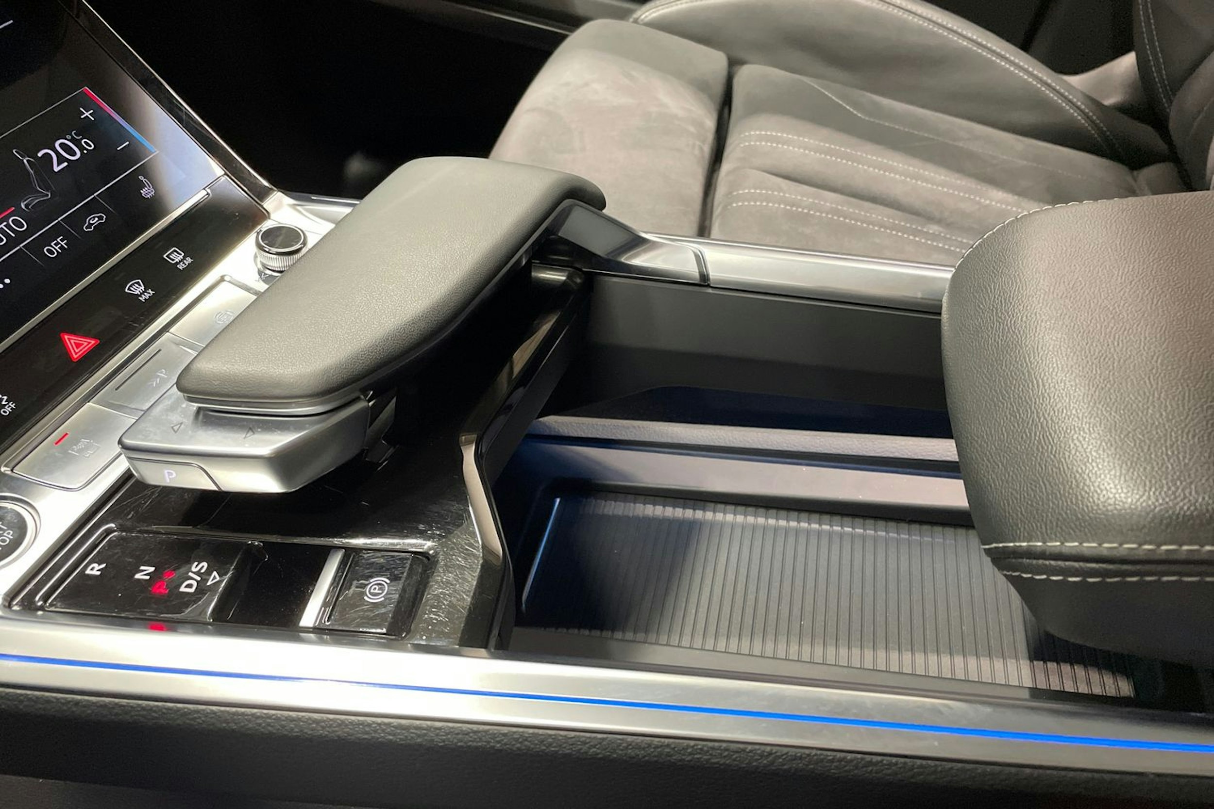Valkoinen Audi Q8 e-tron 2024 kuva 27.