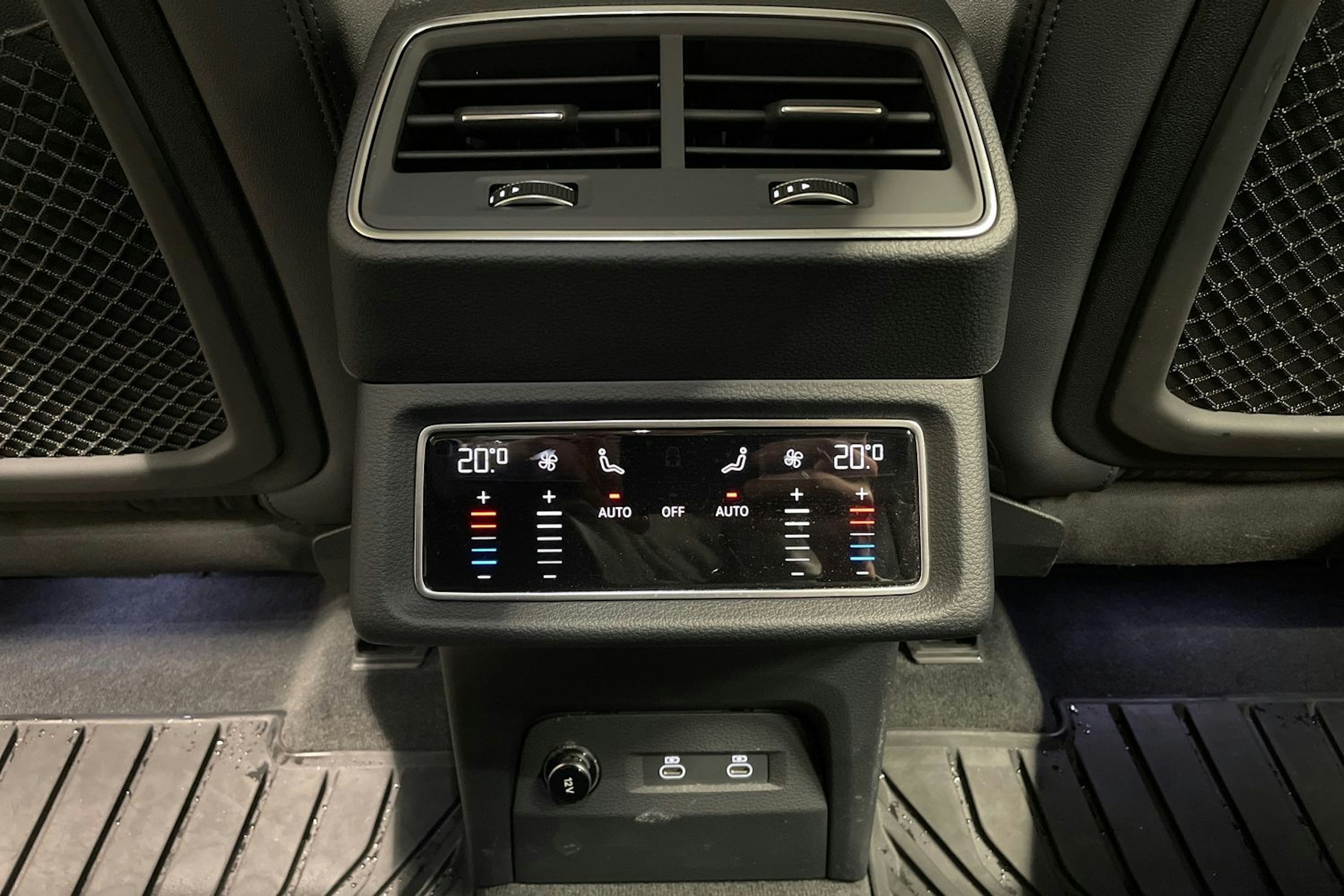 Valkoinen Audi Q8 e-tron 2024 kuva 28.