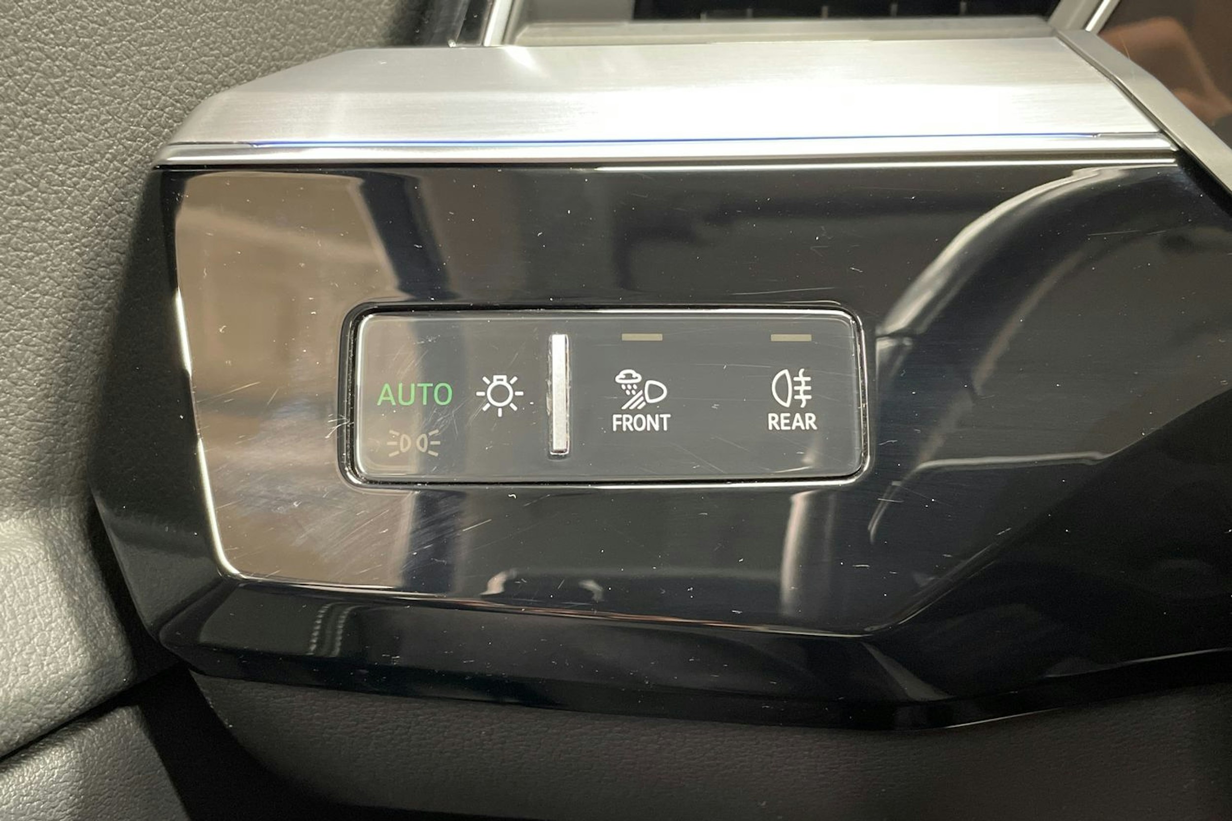 Valkoinen Audi Q8 e-tron 2024 kuva 29.
