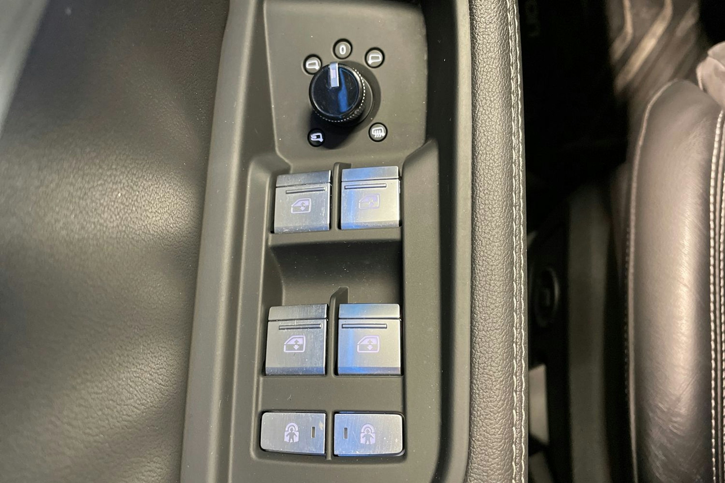 Valkoinen Audi Q8 e-tron 2024 kuva 30.
