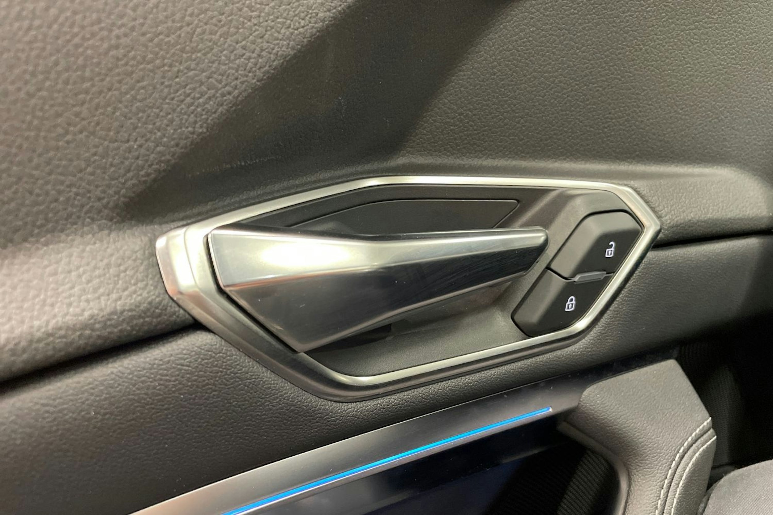 Valkoinen Audi Q8 e-tron 2024 kuva 31.
