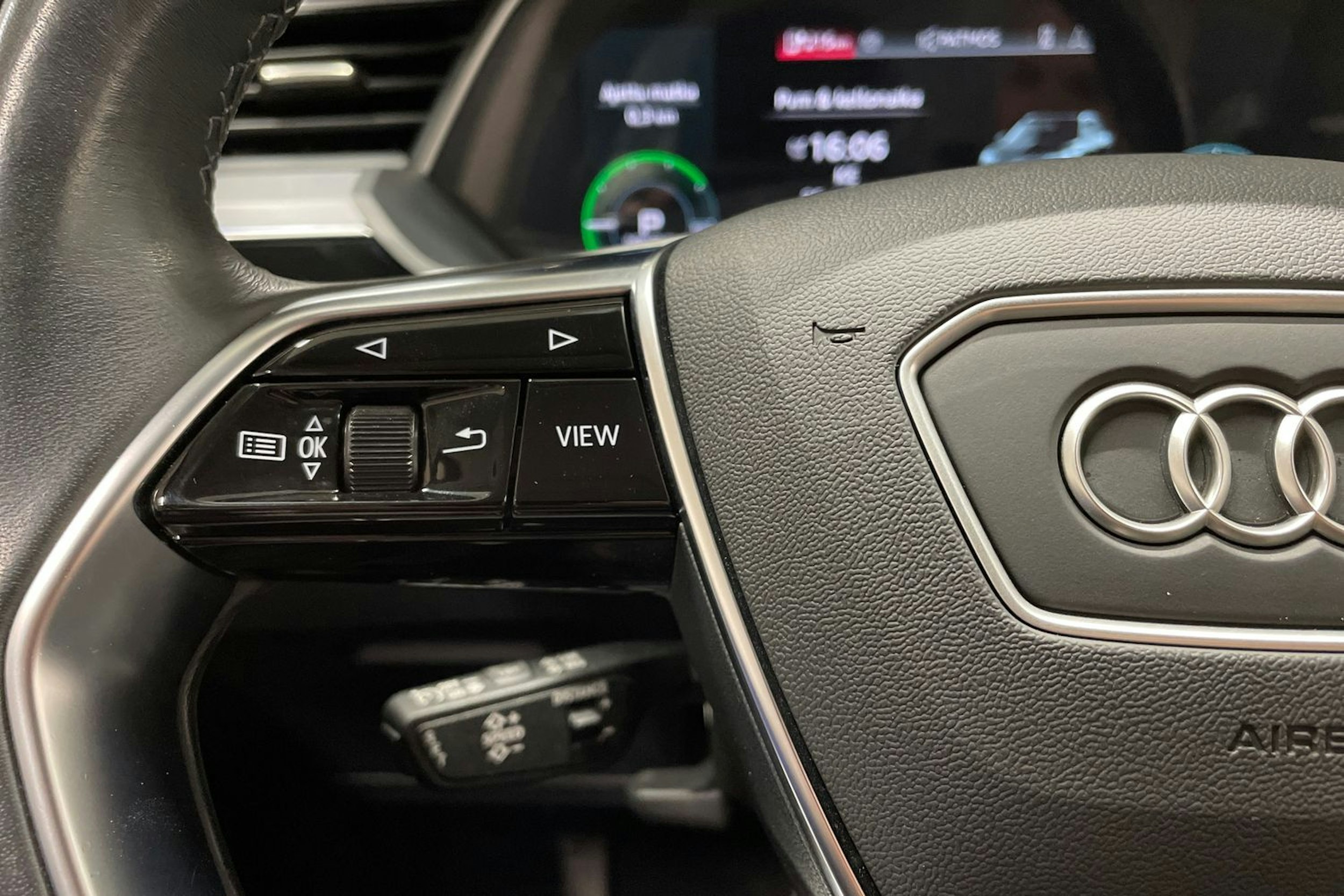Valkoinen Audi Q8 e-tron 2024 kuva 32.