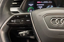 Valkoinen Audi Q8 e-tron 2024 kuva 32.