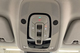 Valkoinen Audi Q8 e-tron 2024 kuva 34.