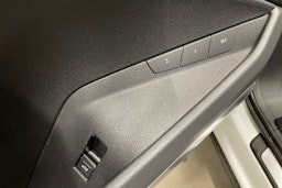 Valkoinen Audi Q8 e-tron 2024 kuva 35.