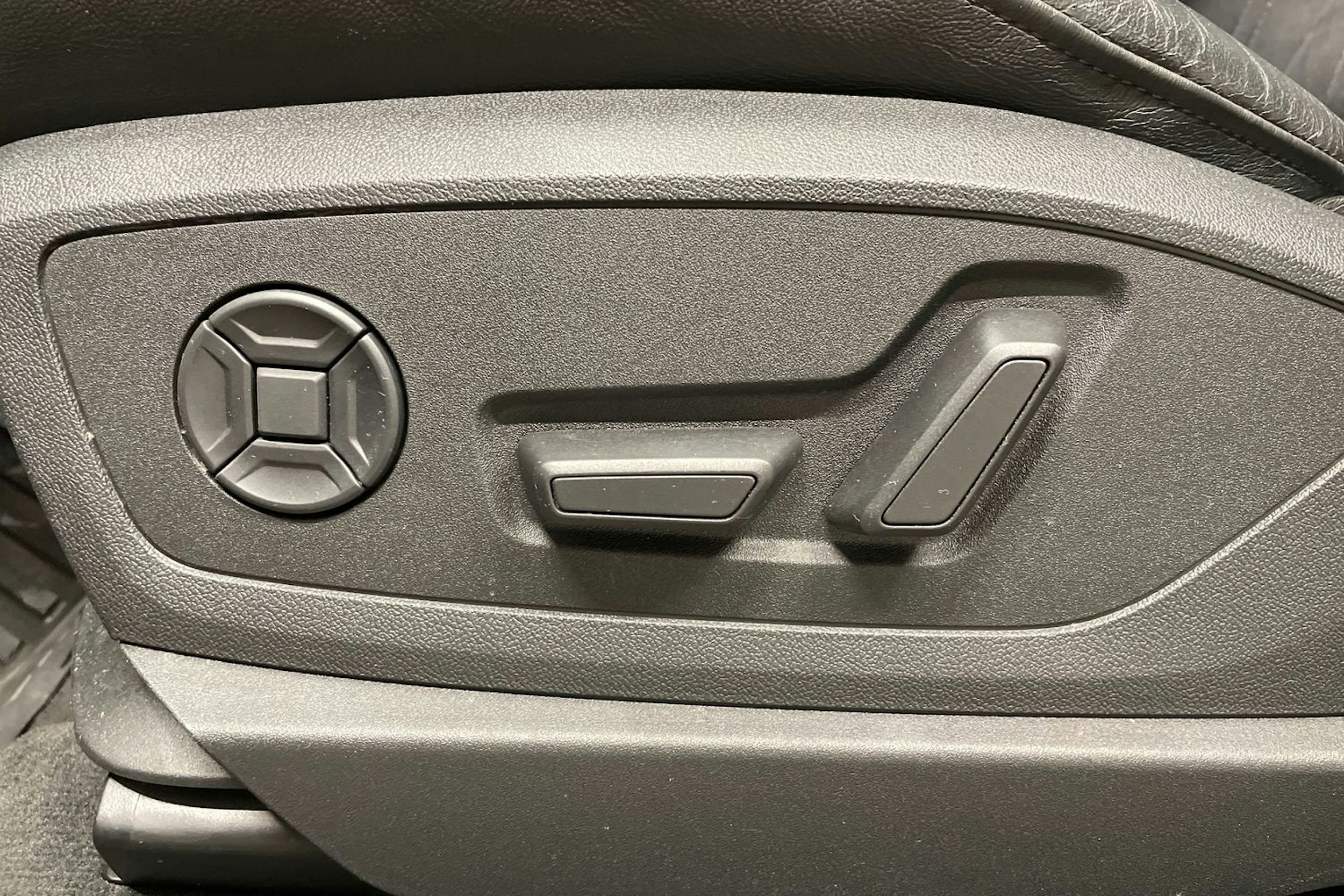 Valkoinen Audi Q8 e-tron 2024 kuva 36.