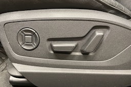 Valkoinen Audi Q8 e-tron 2024 kuva 36.