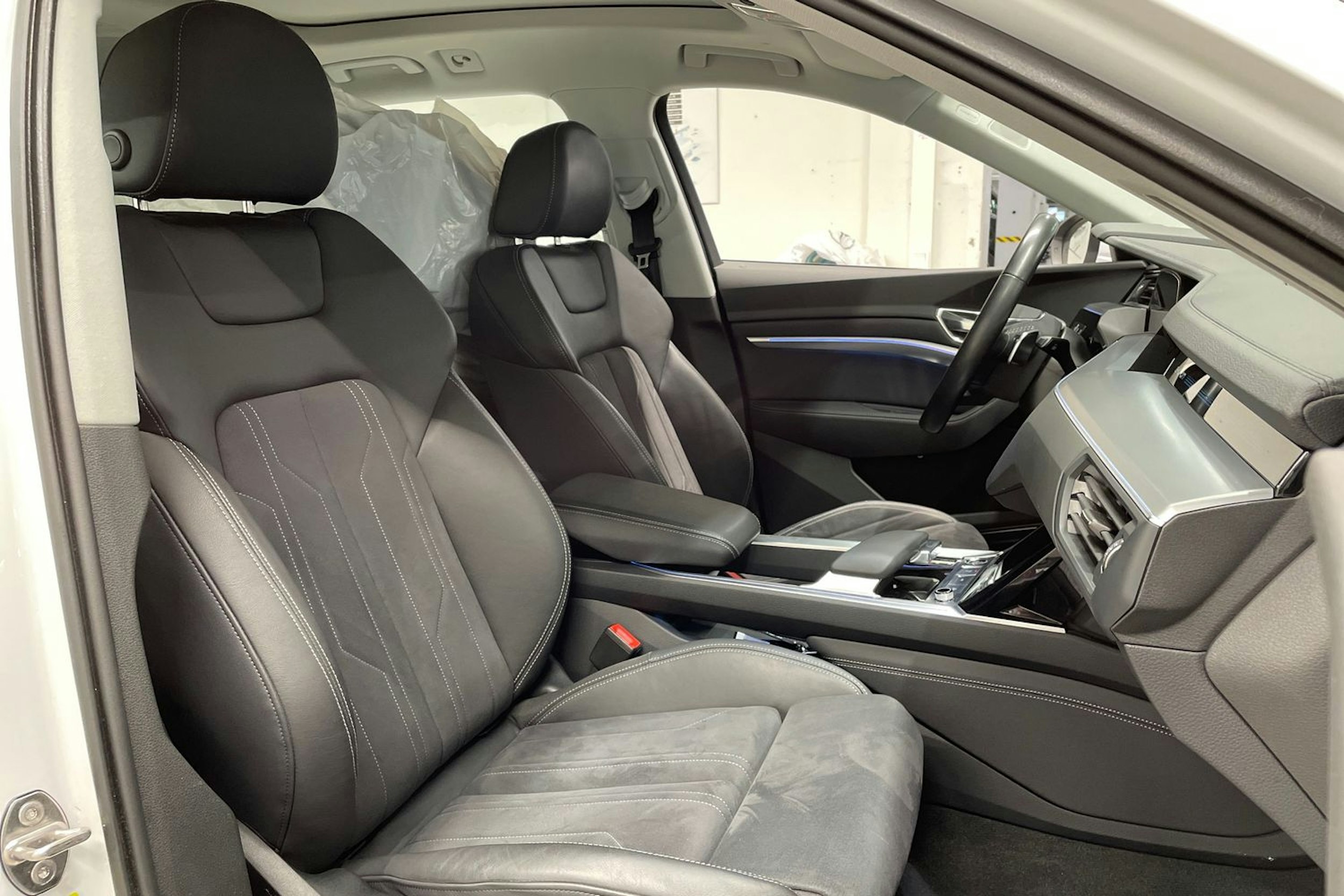Valkoinen Audi Q8 e-tron 2024 kuva 37.