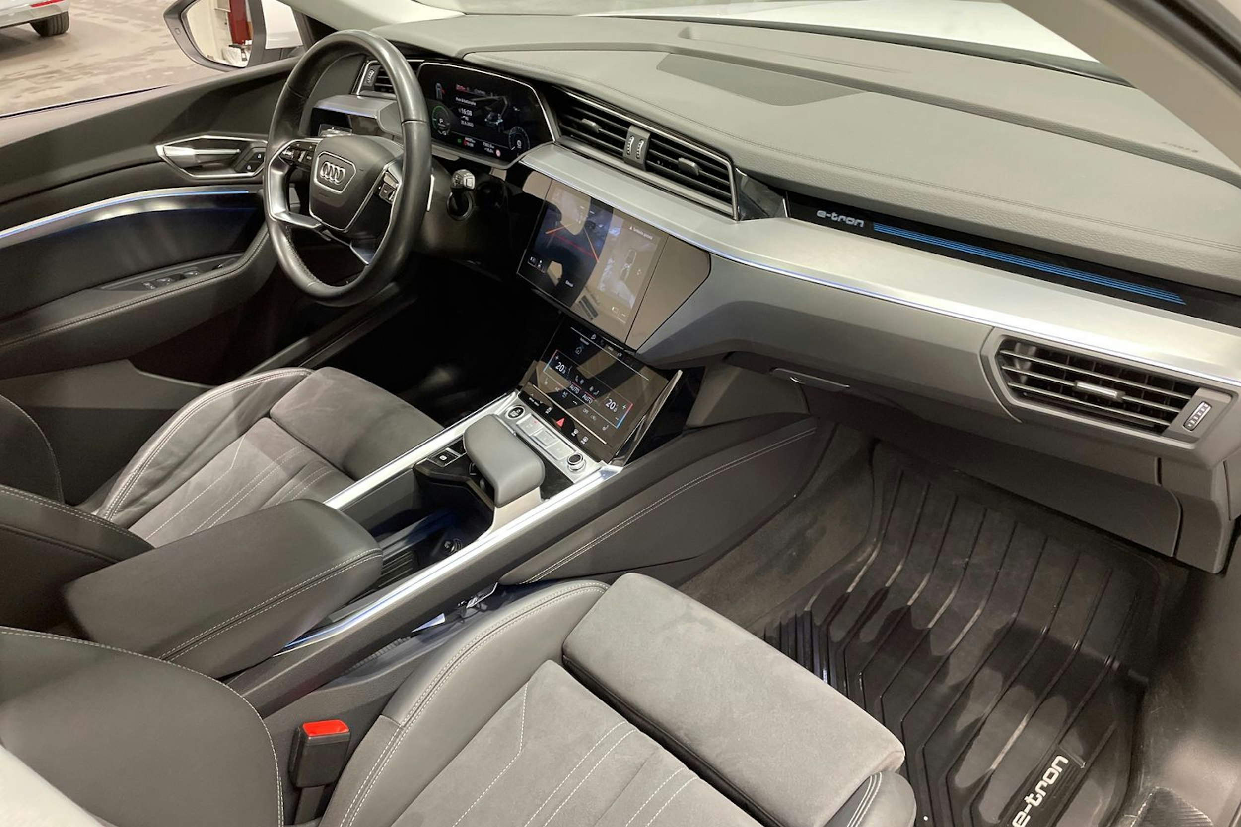 Valkoinen Audi Q8 e-tron 2024 kuva 38.