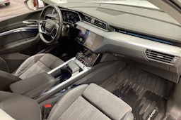 Valkoinen Audi Q8 e-tron 2024 kuva 38.