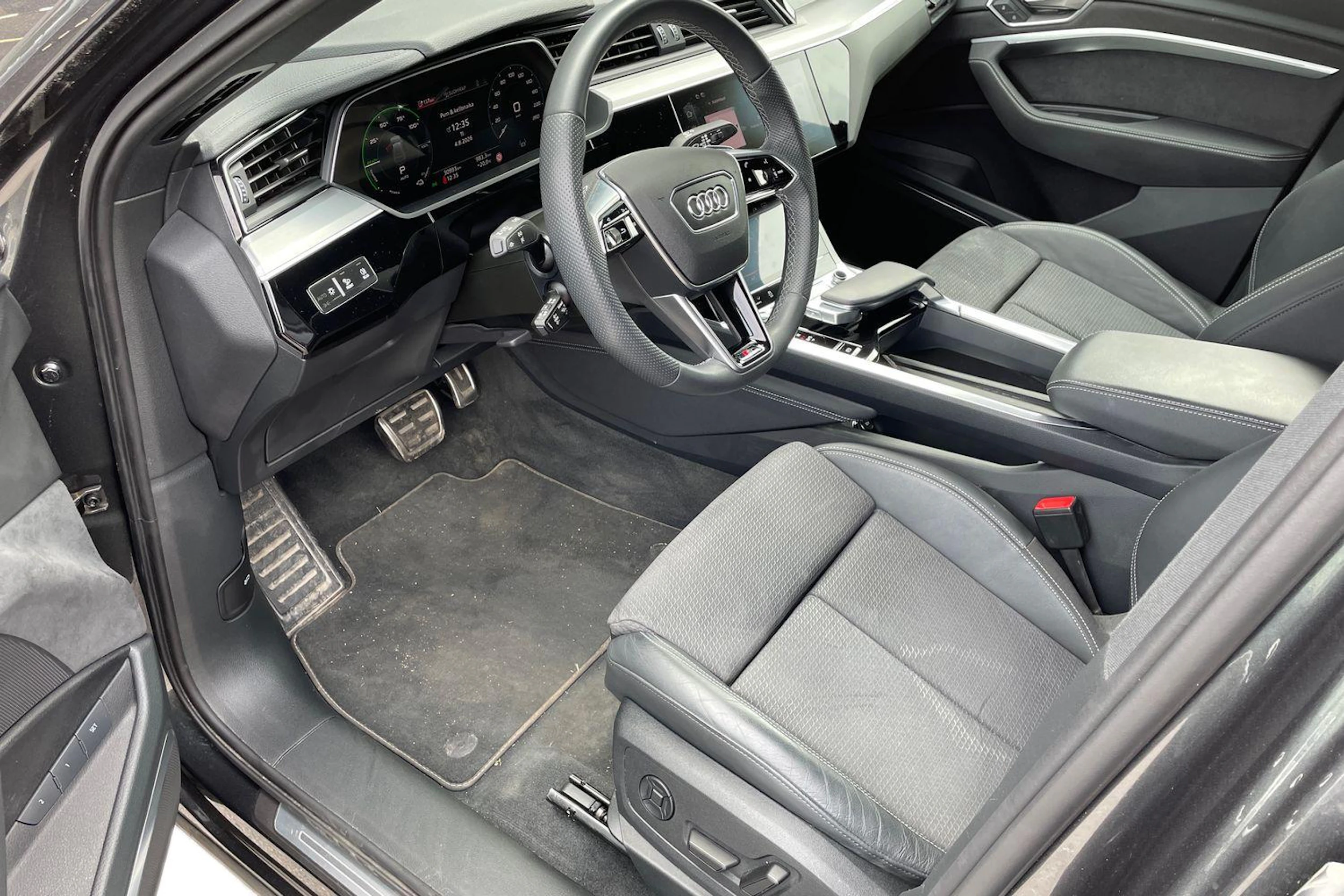 harmaa Audi Q8 e-tron 2023 kuva 3.