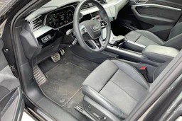 harmaa Audi Q8 e-tron 2023 kuva 3.