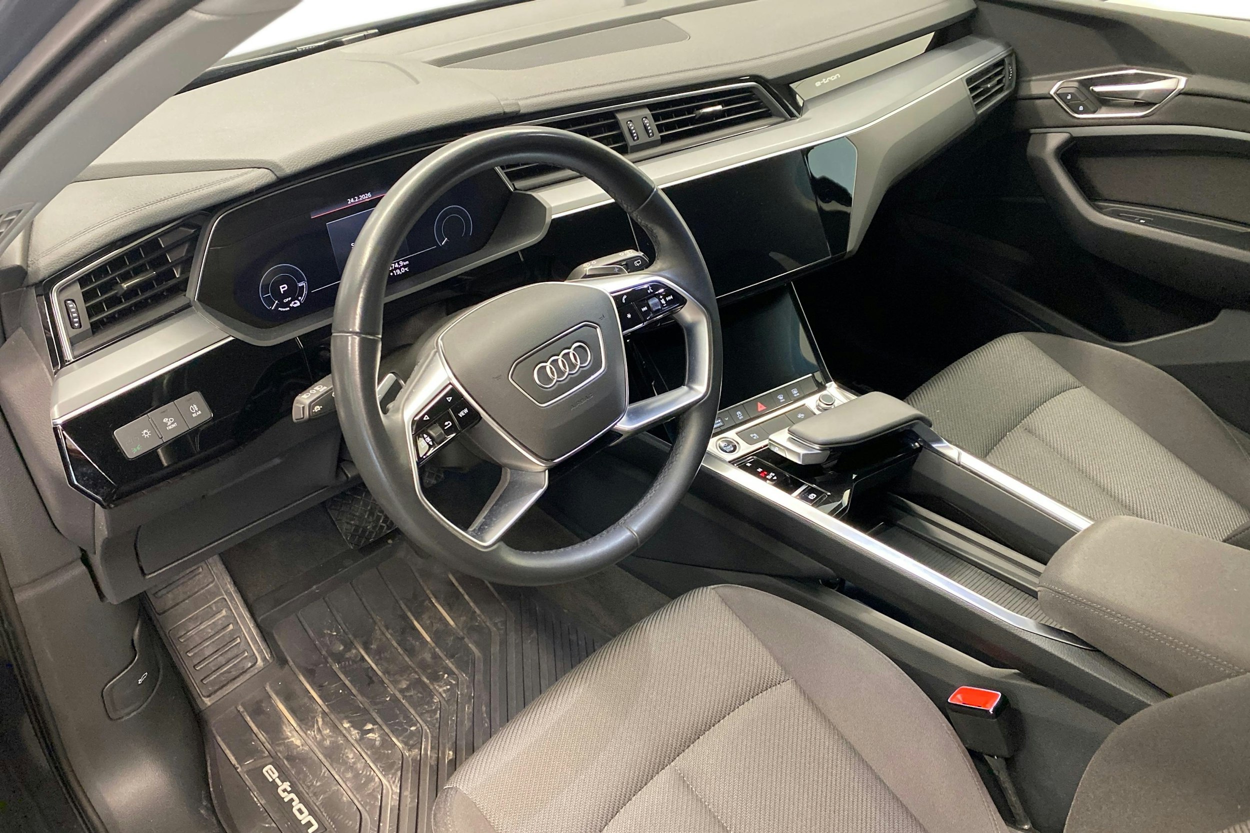 harmaa Audi Q8 e-tron 2023 kuva 7.