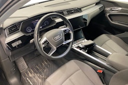 harmaa Audi Q8 e-tron 2023 kuva 7.