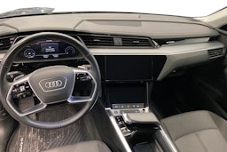 harmaa Audi Q8 e-tron 2023 kuva 9.