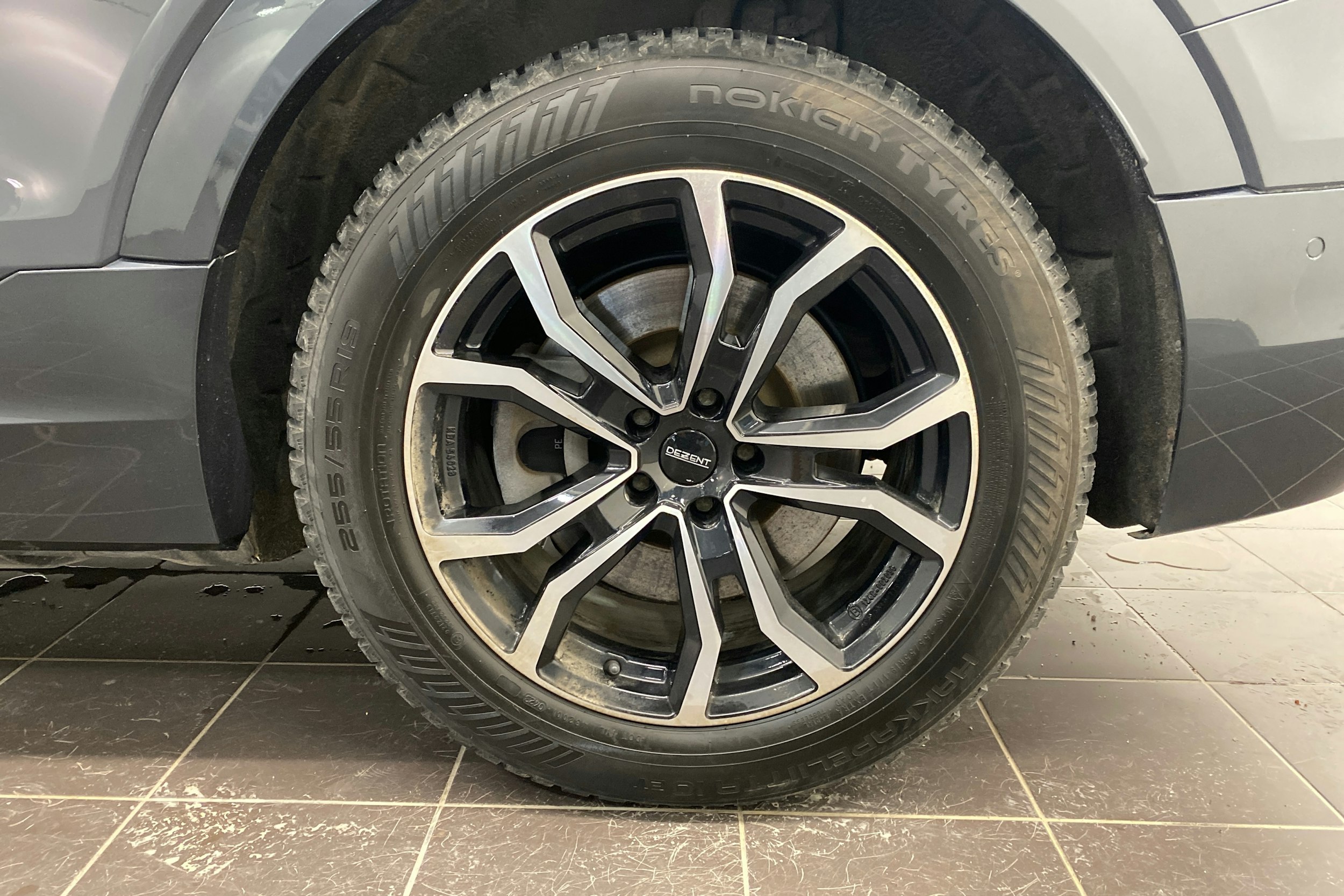 harmaa Audi Q8 e-tron 2023 kuva 13.