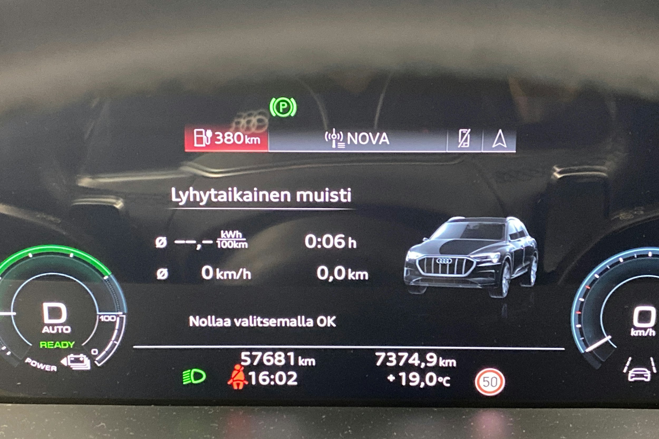 harmaa Audi Q8 e-tron 2023 kuva 14.