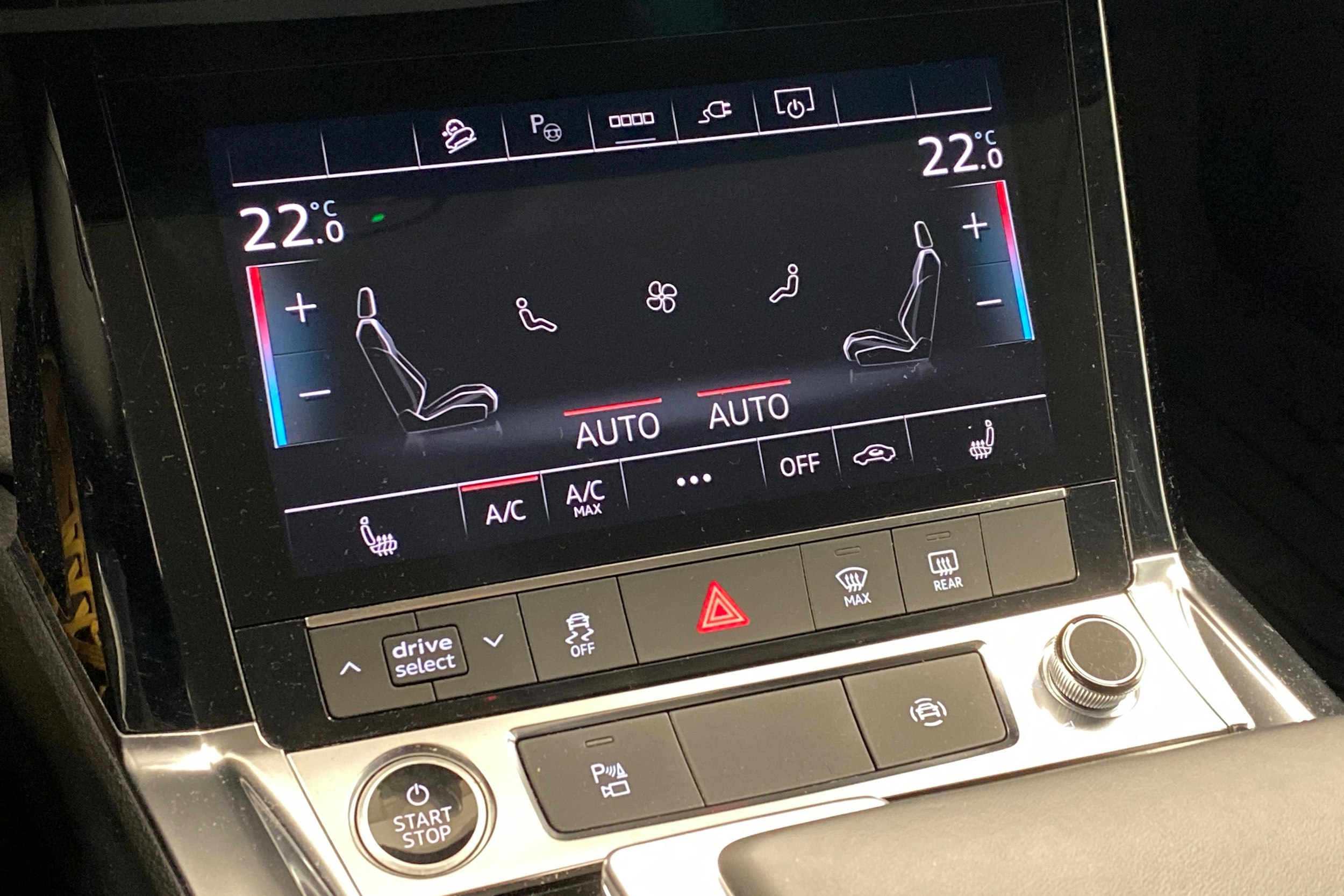 harmaa Audi Q8 e-tron 2023 kuva 18.