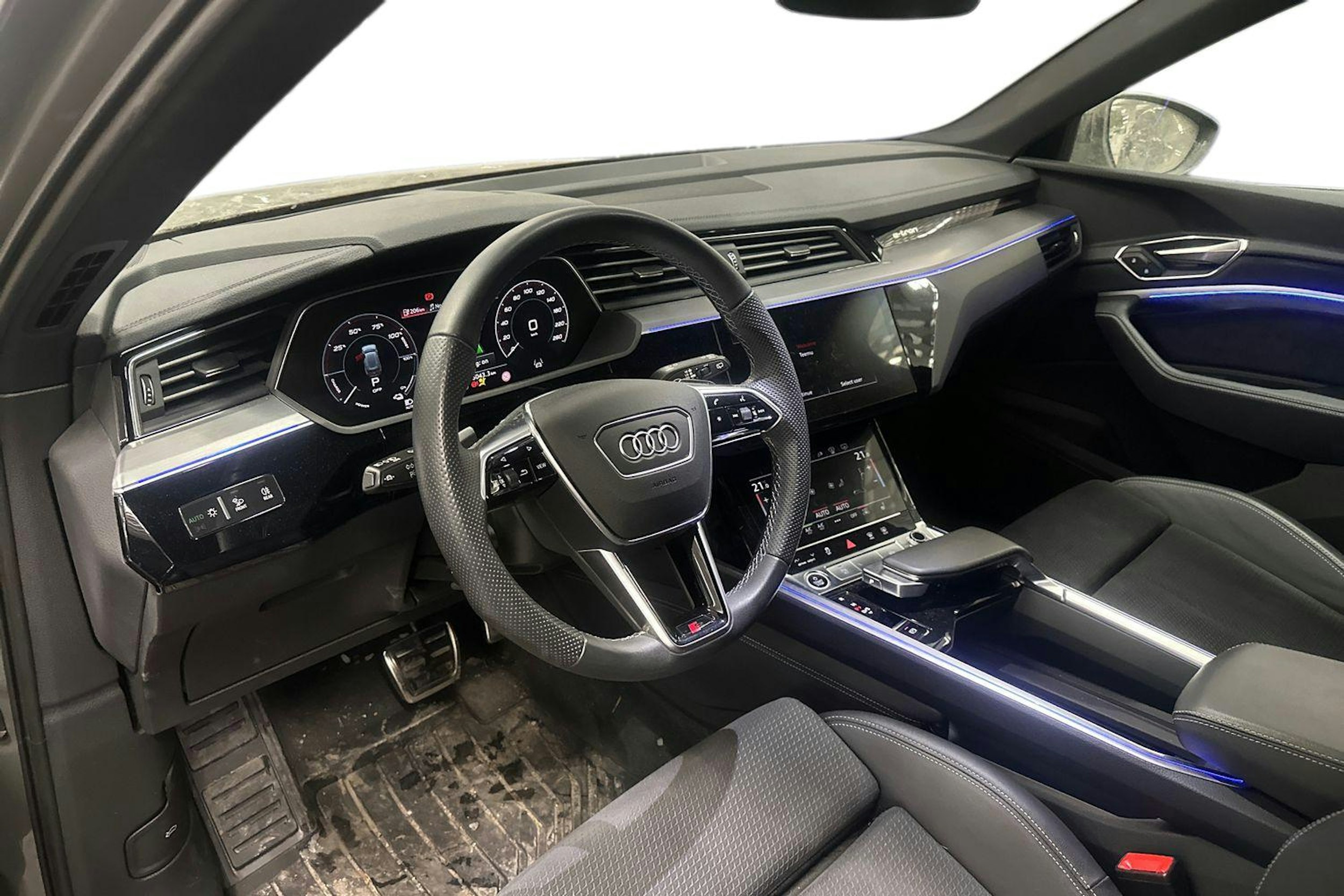 Harmaa Audi Q8 e-tron 2023 kuva 3.