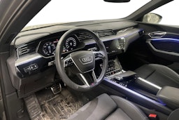 Harmaa Audi Q8 e-tron 2023 kuva 3.