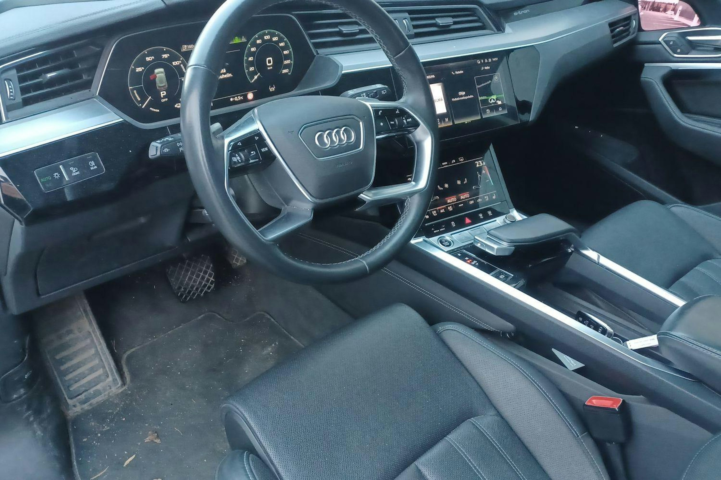 valkoinen Audi Q8 e-tron 2023 kuva 3.