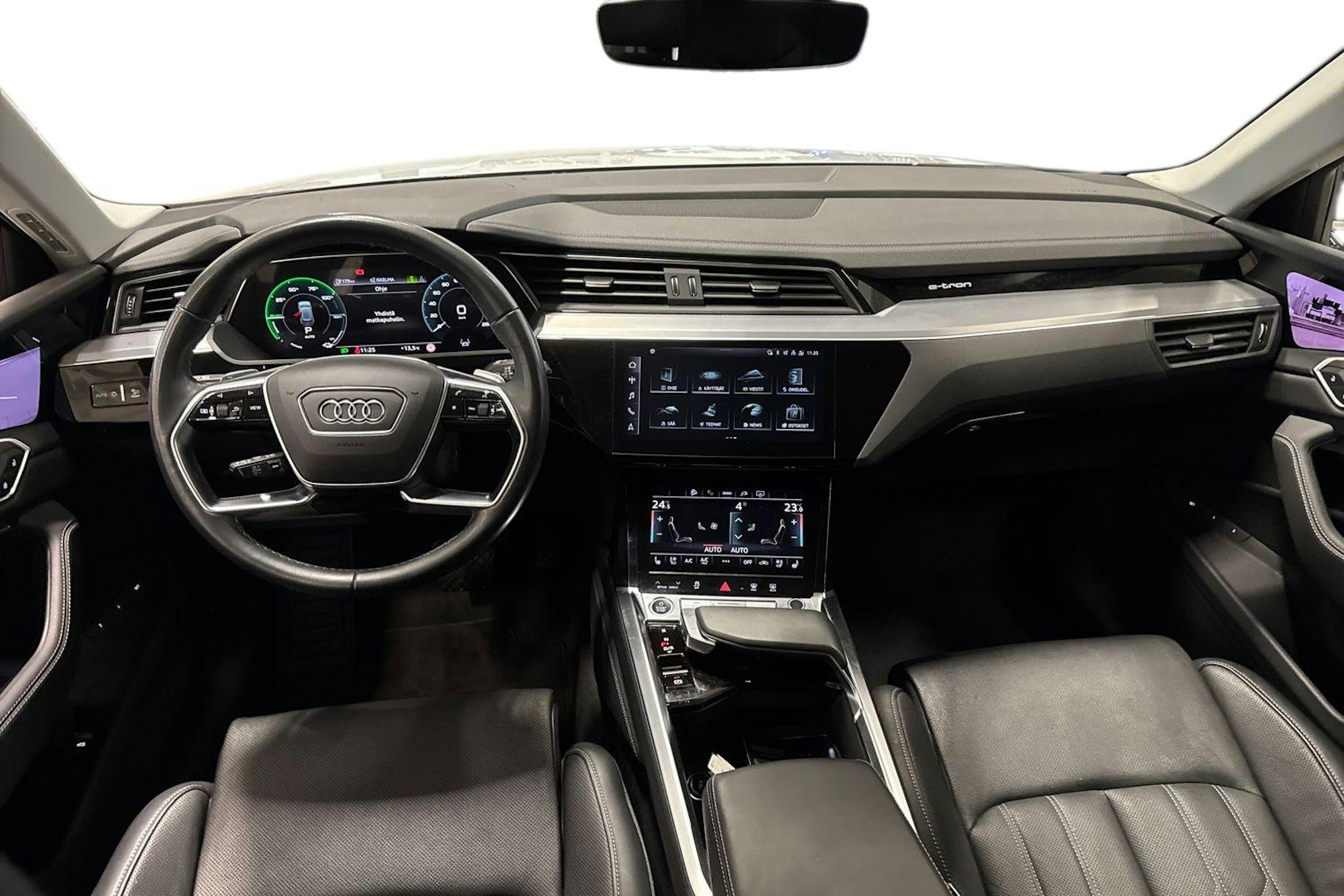 valkoinen Audi Q8 e-tron 2023 kuva 9.