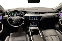 valkoinen Audi Q8 e-tron 2023 kuva 9.