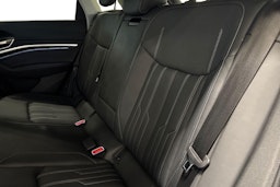 valkoinen Audi Q8 e-tron 2023 kuva 10.