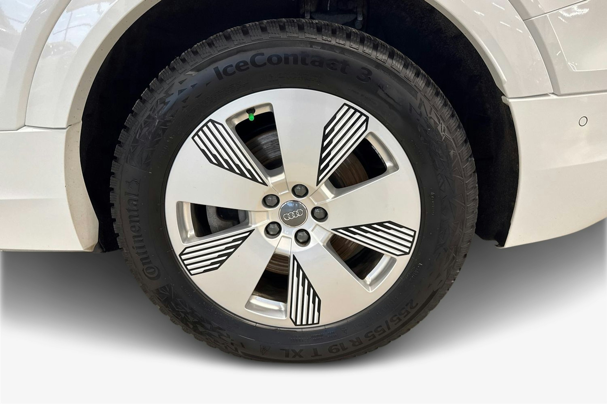 valkoinen Audi Q8 e-tron 2023 kuva 11.