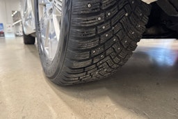 valkoinen Audi Q8 e-tron 2023 kuva 13.