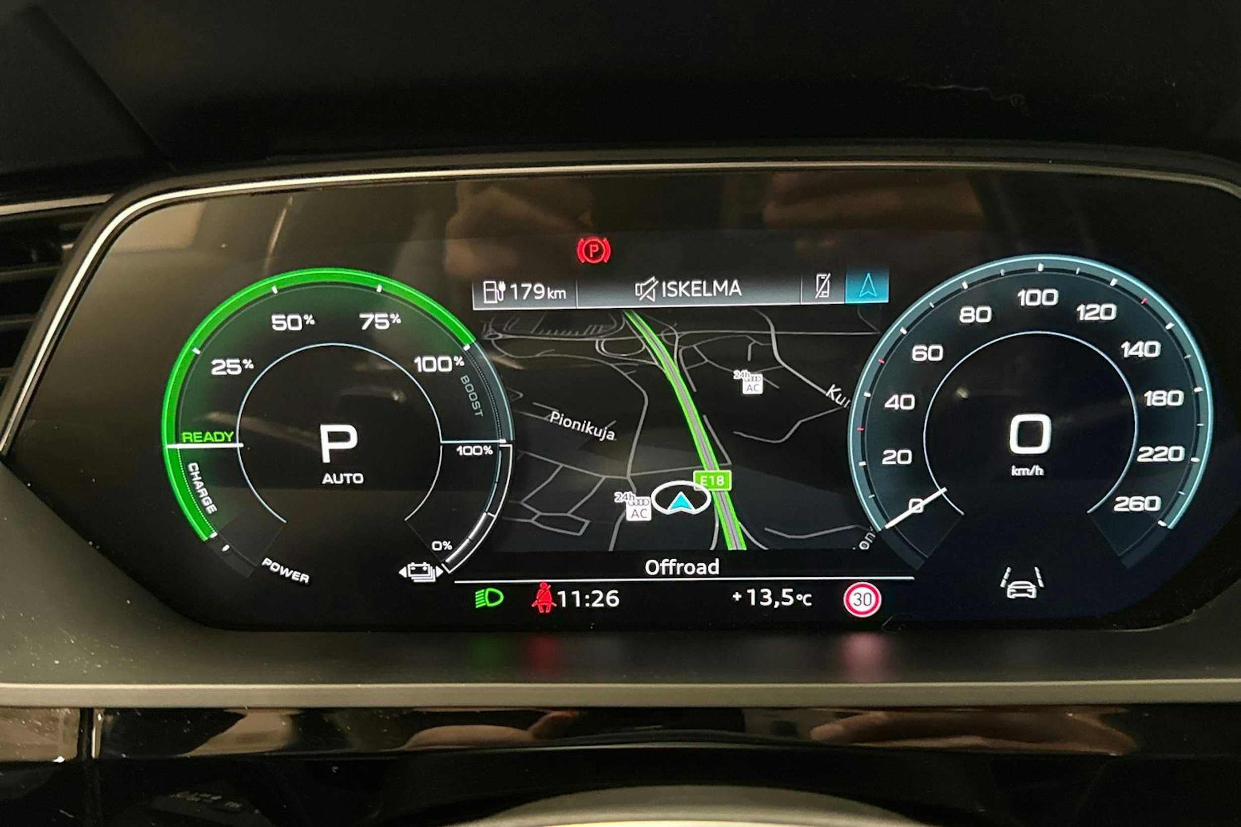 valkoinen Audi Q8 e-tron 2023 kuva 14.