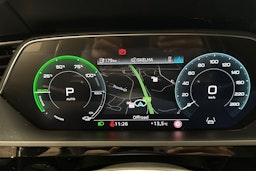 valkoinen Audi Q8 e-tron 2023 kuva 14.